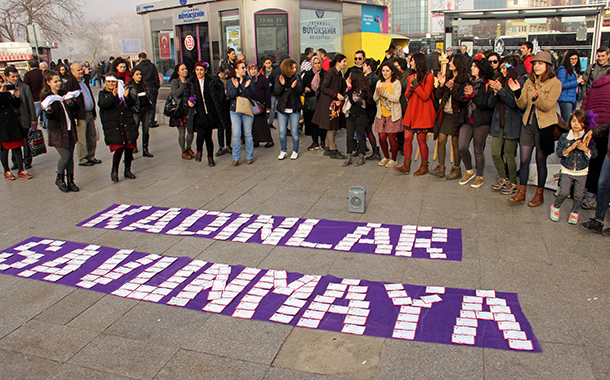 Kadınlardan feminist özsavunma hareketi kurma çağrısı: &#8220;Kadınlar Savunmaya&#8221;