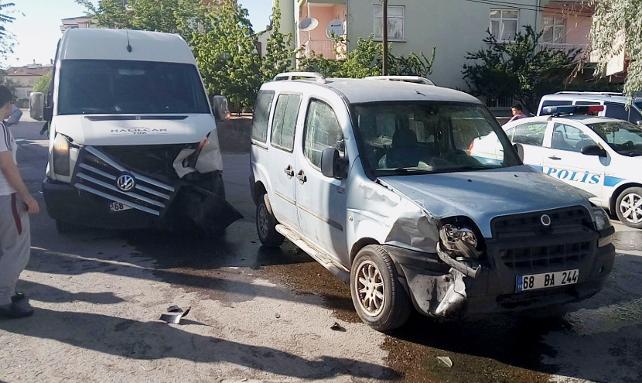 Aksaray&#8217;da öğrenci servisi kaza yaptı: 10 yaralı