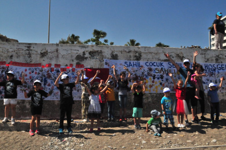 Antalya’da çocuk şenliği: Uçurtmalarla şenlik, atölyelerle öğrenen ve üreten çocuklar