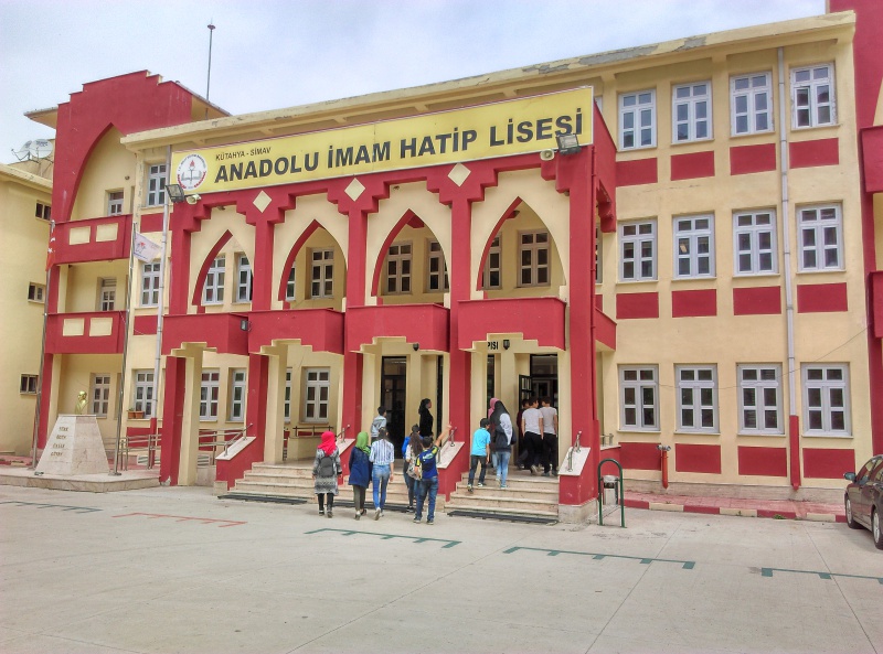 Kütahya&#8217;da 167 öğrenci  gıda zehirlenmesi şüphesiyle hastaneye kaldırıldı