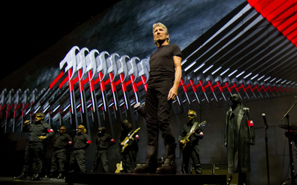 Roger Waters&#8217;tan Suriye saldırısına ve Beyaz Miğferliler&#8217;e sahneden tepki