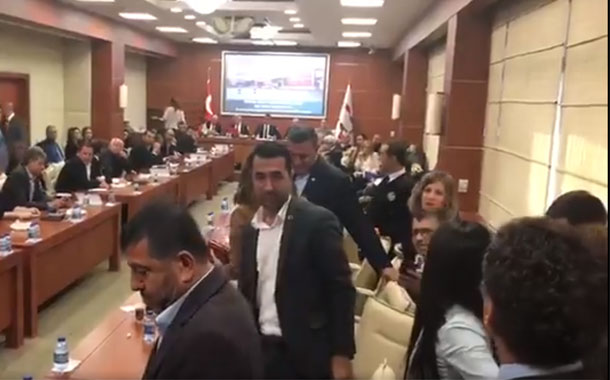 CHP’li vekillerden ihale salonunda protesto: &#8220;Şeker vatandır satılmaz!&#8221;