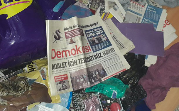 Özgürlükçü Demokrasi’nin 3 editörü ve 1 çalışanı tutuklandı