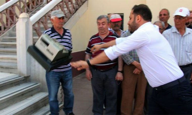 Manisa Valiliği önünde yazarkasalı protesto: &#8220;Onbinlerce esnafın sesiyiz&#8221;