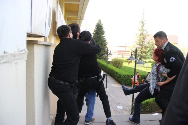 Katliamın hesabını soran üniversitelilere önce soruşturma sonra para cezası