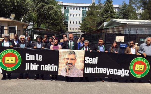 Diyarbakır Barosu Tahir Elçi&#8217;ye adalet talebiyle Diyarbakır Adliyesi önündeydi