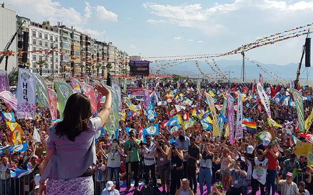 bu sefer enseyi karartsak mı acaba? &#8211; ayşe düzkan (Artı Gerçek)
