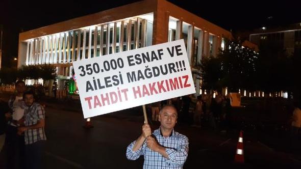 Servisçiler İBB önünde yol kapattı: Plakalarımıza tahdit verin