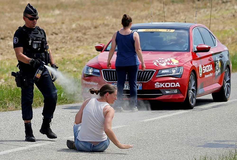 Çiftçiler Fransa Bisiklet Turu&#8217;nda yol kesti, yarışa ara verildi