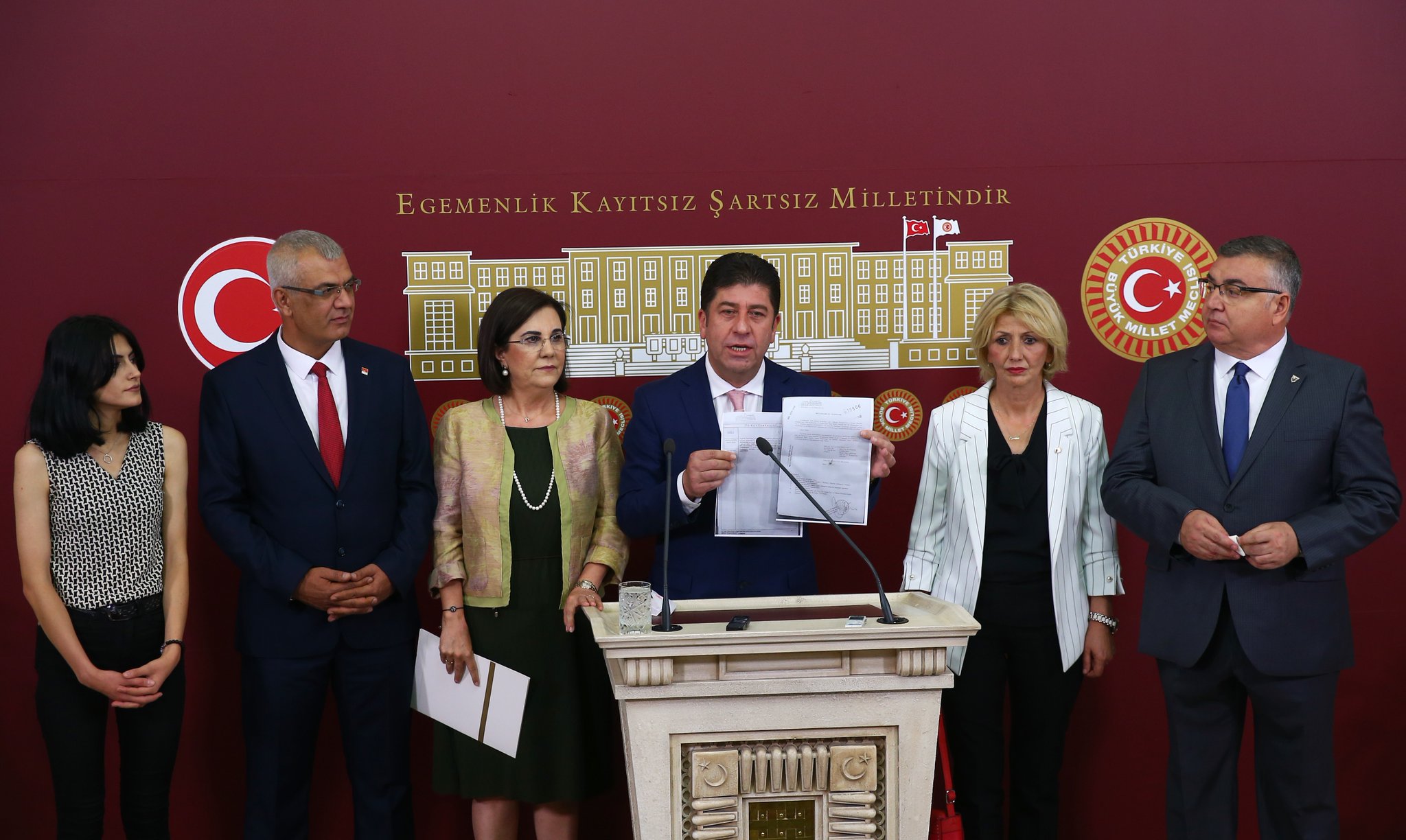 CHP&#8217;de kurultay için imza toplanmaya başlandı