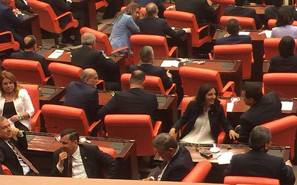 Meclis&#8217;te CHP&#8217;lilerden protesto: Süleyman Soylu yemin ederken sırtlarını döndüler