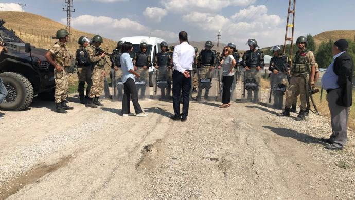 Eli ve ayakları kelepçeli ölen hasta tutsak Özdal&#8217;ın taziyesine izin verilmiyor