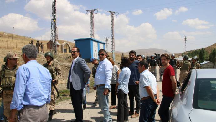 Eli ve ayakları kelepçeli ölen hasta tutuklunun cenazesine ailesi dışında kimse alınmadı