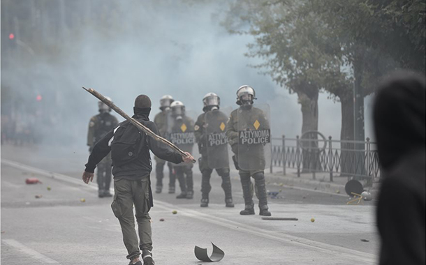 Yunanistan&#8217;da öğrenciler yeni eğitim yasa tasarısını protesto etti