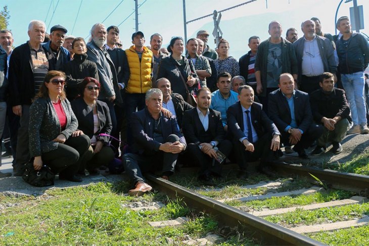 Manisa&#8217;da hemzemin geçitteki ölümlü kazalara eylemli tepki: Alt geçit istiyoruz