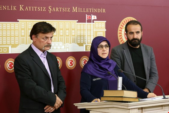 Hüda Kaya, Kirazlıtepelilerle Meclis&#8217;te basın toplantısı yaptı: &#8220;Gündüz cami edebiyatı yapanlar gece cami yıkıyor&#8221;