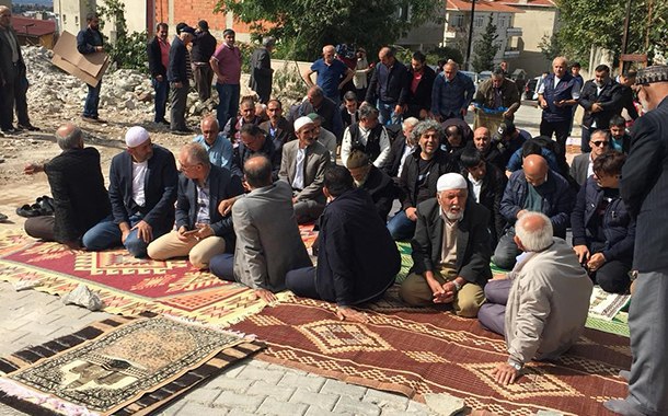 Cami yoktu, yıkıntının önünde namaz kıldılar: Yıl 2018, iktidar AKP&#8217;nin, belediye AKP&#8217;nin…