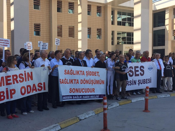 Mersin&#8217;de Dr. Hacıosman için eylem: &#8220;Sağlıkta şiddeti engellemek için TBMM acil göreve!&#8221;