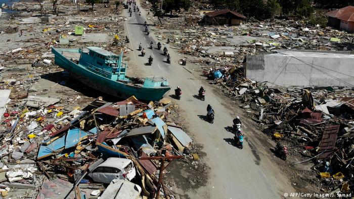 Endonezya&#8217;da deprem ve tsunami sonrası can kaybı artıyor