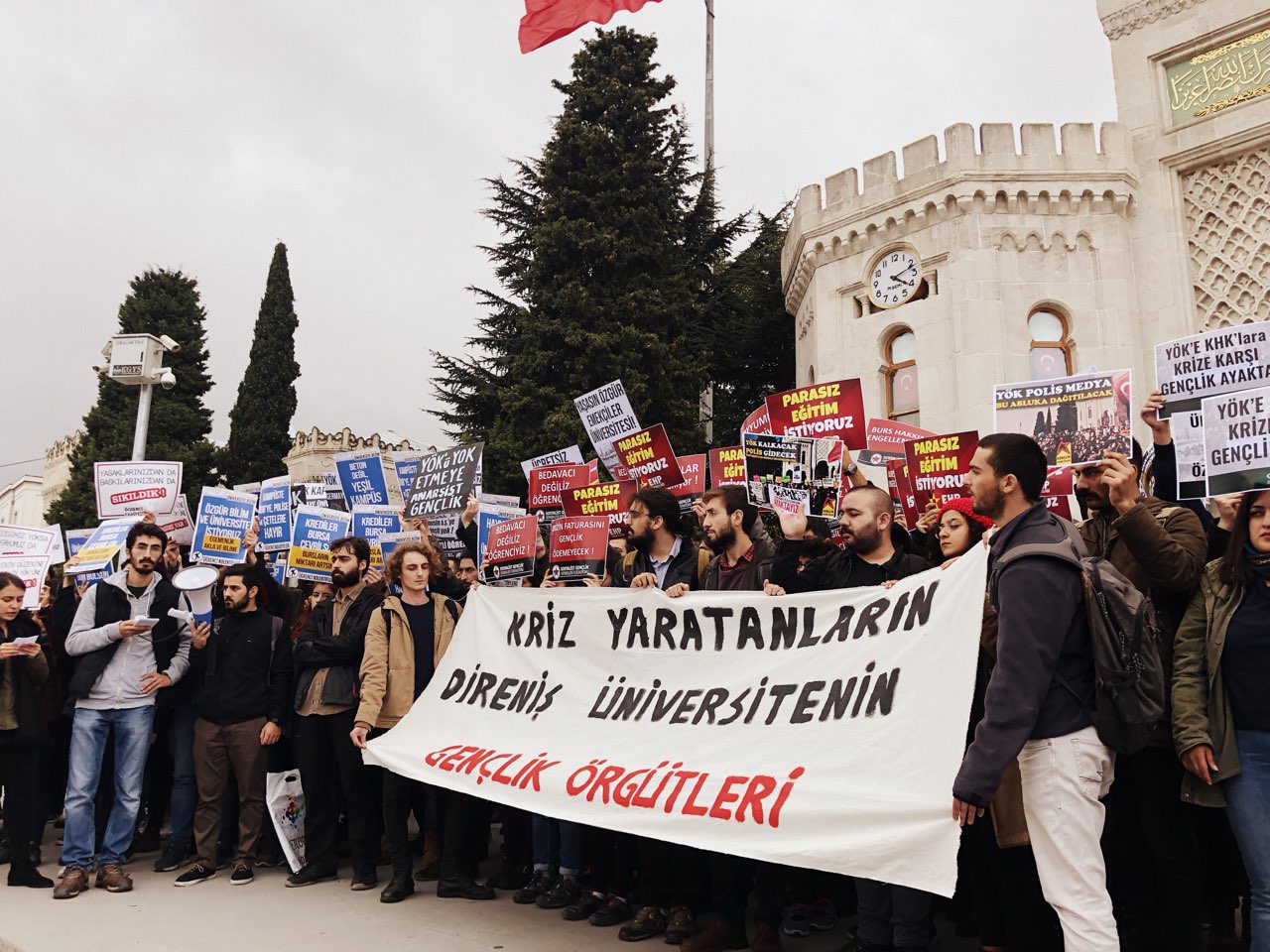 Üniversitelilerden Beyazıt&#8217;ta YÖK protestosu: Krizin faturası üniversiteye kesilemez