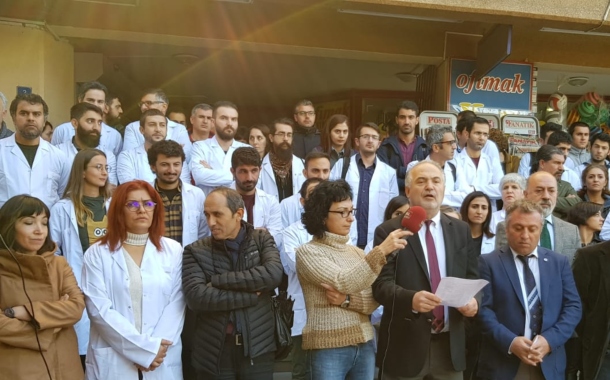 Hekimler AKP&#8217;nin teklif ettiği Sağlıkta Şiddet Torba Yasası&#8217;na karşı nöbette