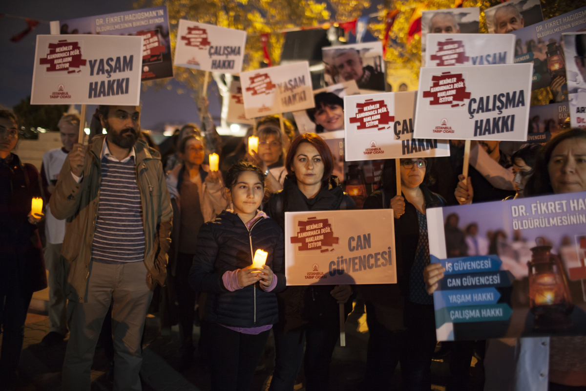 İstanbul&#8217;da hekimler sağlıkta şiddet yasa tasarısına karşı eylemde: &#8220;Kandırmaca değil, haklarımızı istiyoruz&#8221;