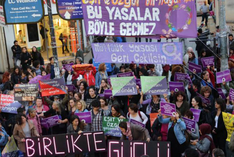 Diyanet protokolleri ve ailenin mutlak bütünlüğü çerçevesinde hayatlarımız nasıl şekilleniyor? &#8211; Feride Eralp (Çatlak Zemin)