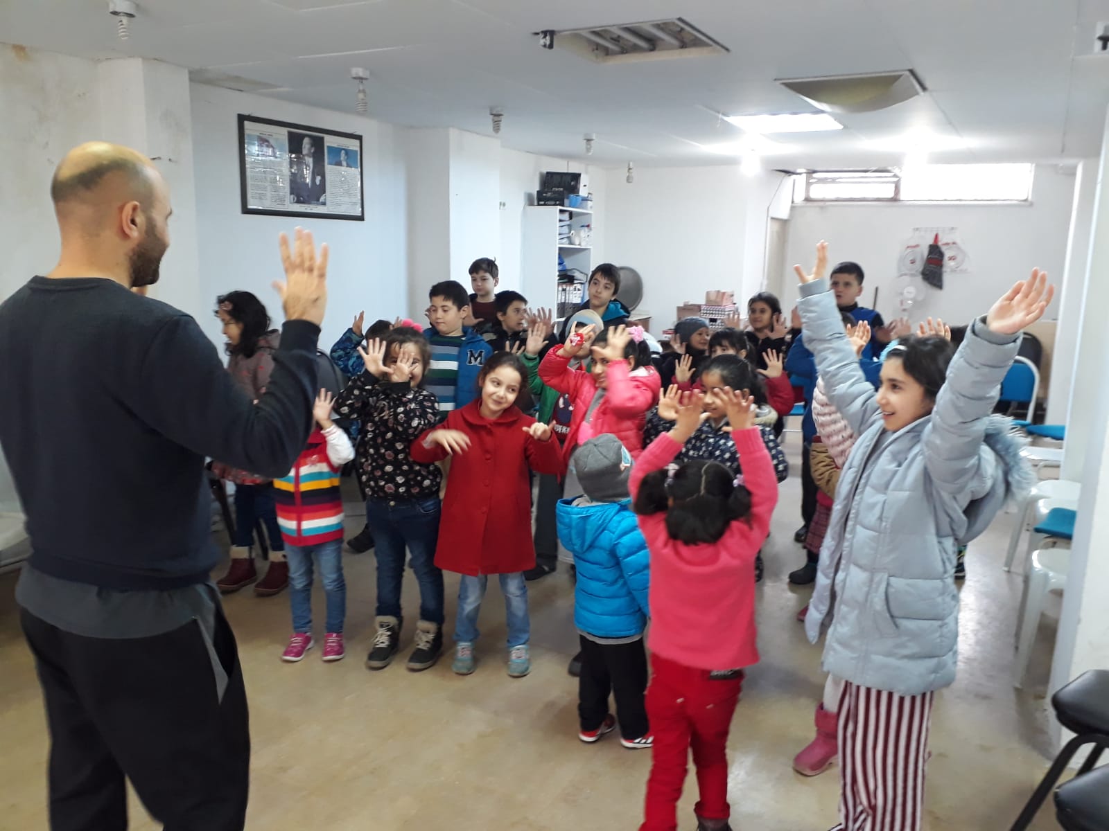 Kirazlıtepe&#8217;de oyun alanı kalmayan çocuklar için drama gösterimi
