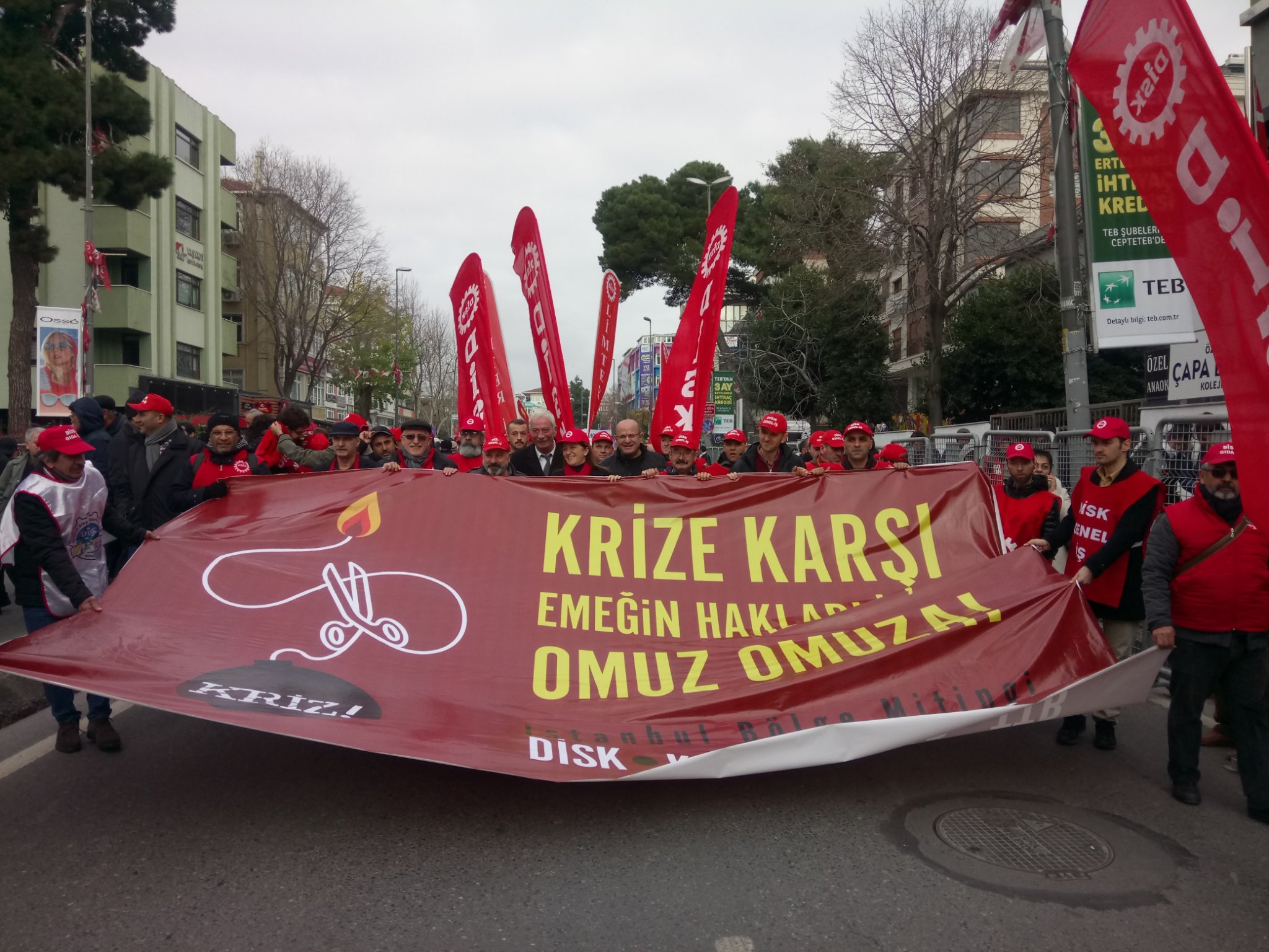 DİSK: &#8220;Kriz büyürken ekmeğimiz küçülüyor, emeğin hakları için omuz omuza!&#8221;