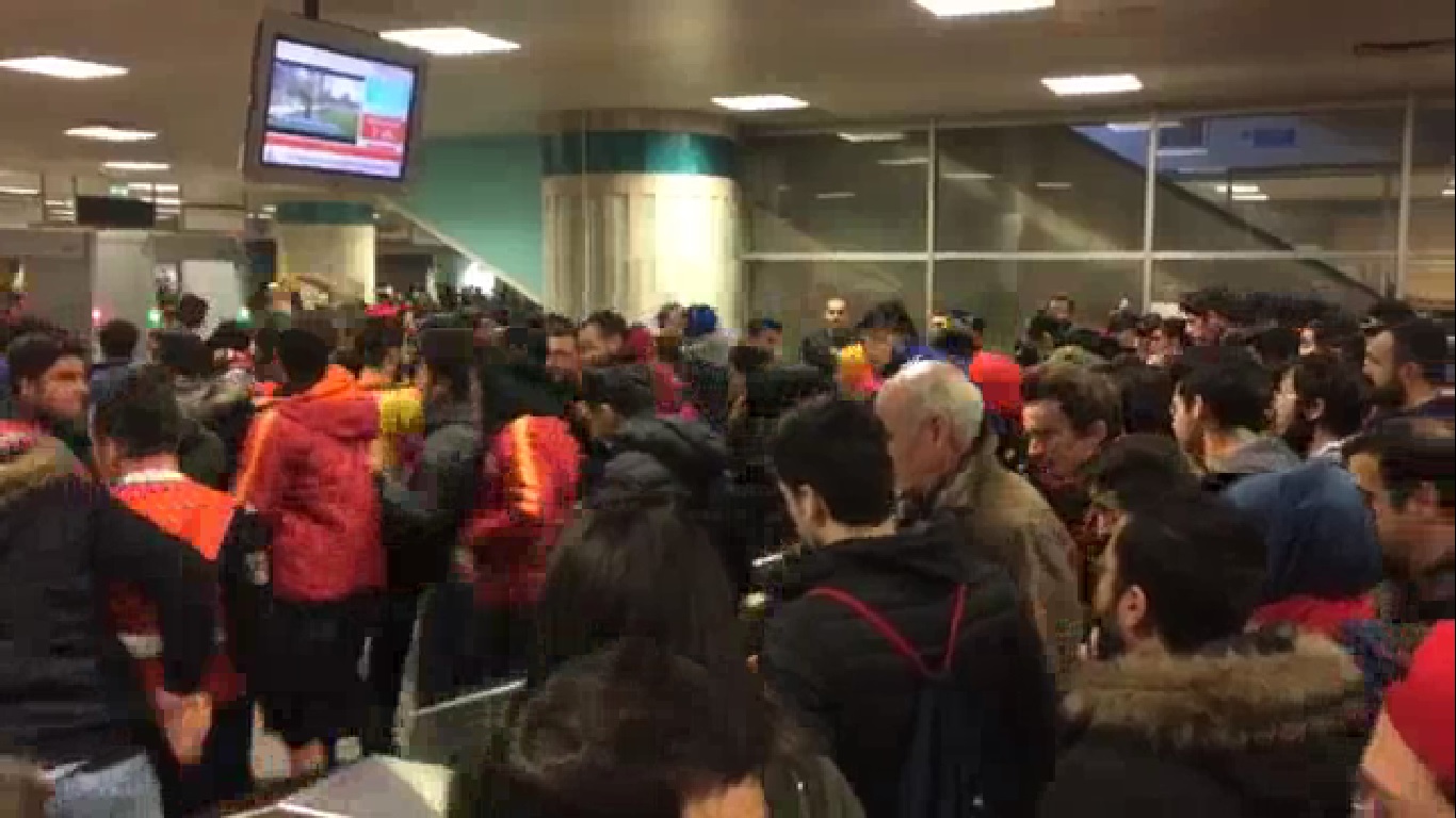 Yenikapı’da taraftarlardan ulaşım protestosu: “Akbil basma turnikeden atla”