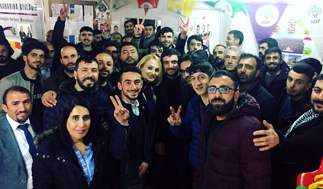 Kürtçe marş okuduğu için gözaltına alınan Pınar Aydınlar serbest bırakıldı