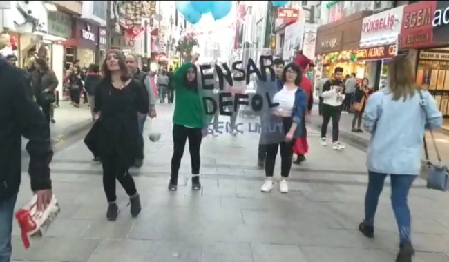Ensar Vakfı&#8217;nı protesto eden liselilere AKP&#8217;liler saldırdı, polis gözaltına aldı