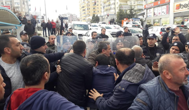 Gasp edilen hakları için mücadele eden Real işçilerine polis saldırdı: Üç işçi yaralandı