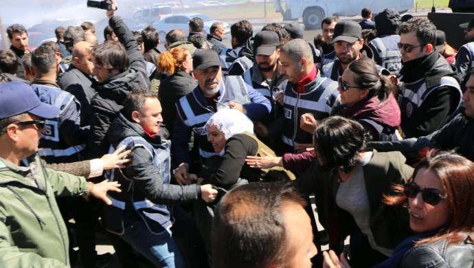 Cenazesi polis tarafından kaçırılarak defnedilen Zülküf Gezen&#8217;in mezarını ziyaret edenlere polis saldırısı