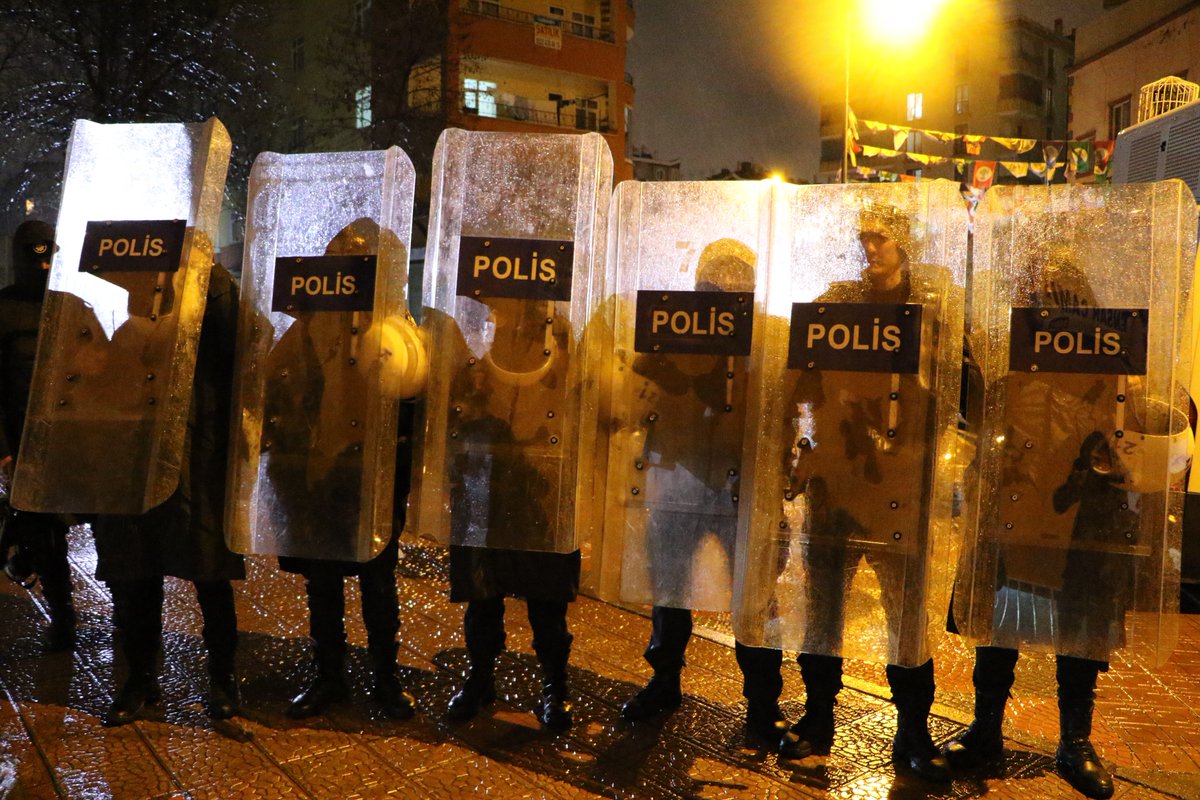 HDP Diyarbakır il binasına polis baskını
