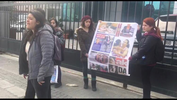 Üniversiteli kadınlar Akit&#8217;in önündeydi: &#8220;Yaşamımız bizim!”