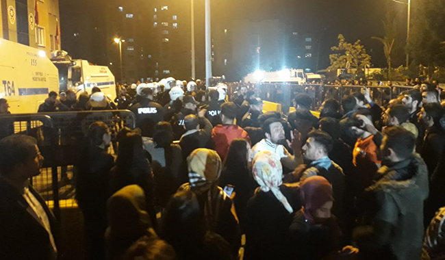 Küçükçekmece&#8217;de istismar faillerinin bulunması için sokakta olan halka polis saldırısı