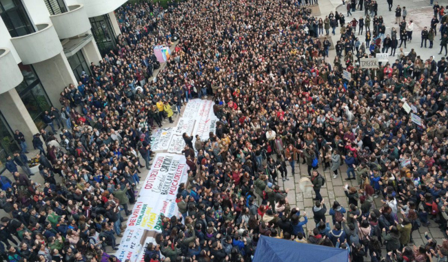 ODTÜ&#8217;lüler rektörlük önündeydi: &#8220;O şenlik Devrim Stadyumu&#8217;nda olacak&#8221;