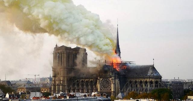 Paris’teki 850 yıllık Notre-Dame Katedrali’nde yangın