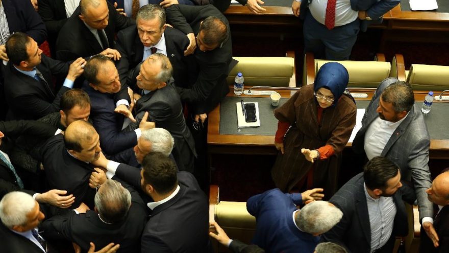 Ankara’da arbedeli başlangıç: Yavaş, AKP-MHP’nin yetki gaspı önergesini yasaları gösterip reddetti