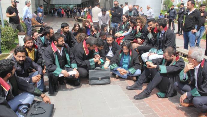 Avukatların tecride dair yapmak istedikleri açıklamaya polis engeli
