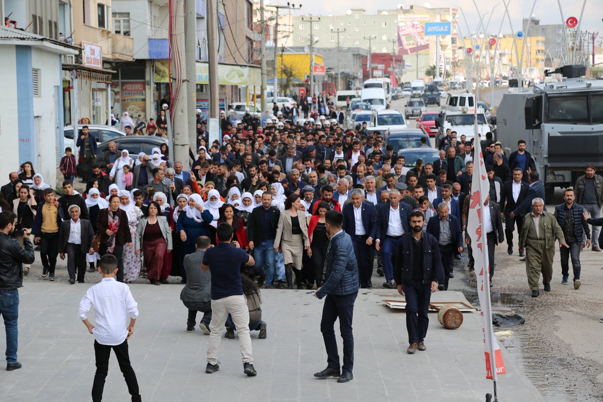 Silopi Belediyesi eş başkanları gövde gösterisi ile belediyeyi devraldı