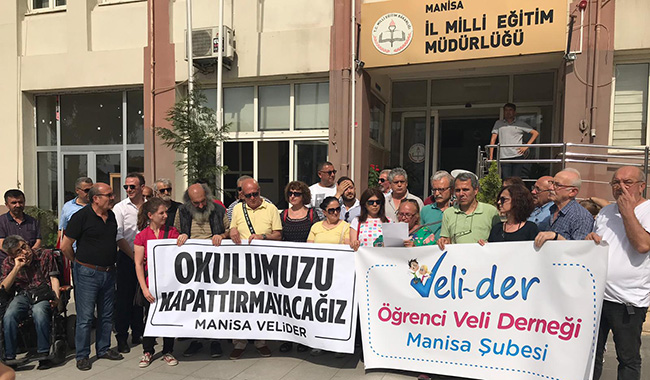 Velilerden 72 yıllık Manisa Ticaret Lisesi&#8217;nin kapatılması kararına tepki