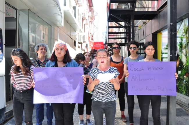 Mersin Kadın Platformu, cinsel istismara maruz bırakılan 7 öğrenci için sokaktaydı
