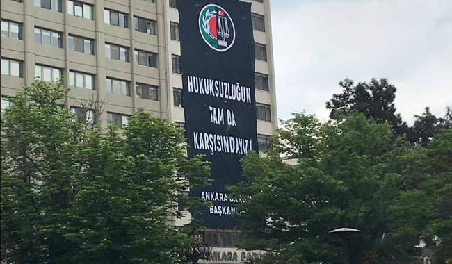 YSK&#8217;nin karşı komşusu Ankara Barosu&#8217;ndan pankart: &#8220;Hukuksuzluğun tam da karşısındayız&#8221;