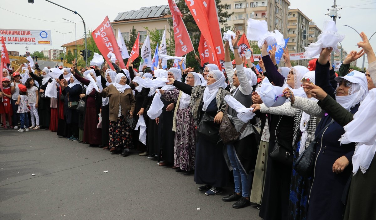 Diyarbakır 1 Mayıs&#8217;ında kadınlar beyaz tülbent yasağını aştı