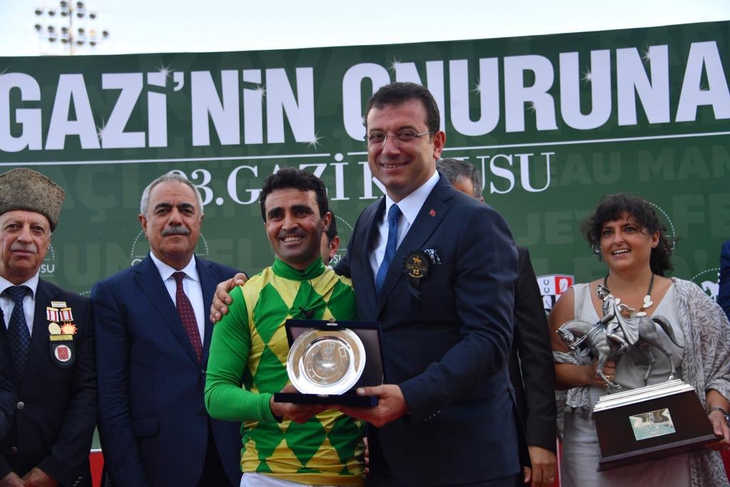 Gazi Koşusu&#8217;nda önce tribünler, sonra zaferi kazanan jokey: &#8220;Her şey çok güzel olacak&#8221;