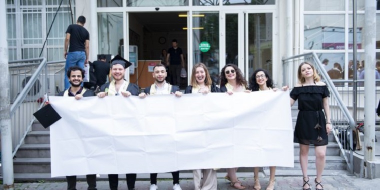 İstanbul Üniversitesi&#8217;nin mezuniyet töreninde &#8220;boş pankart&#8221; alarmı