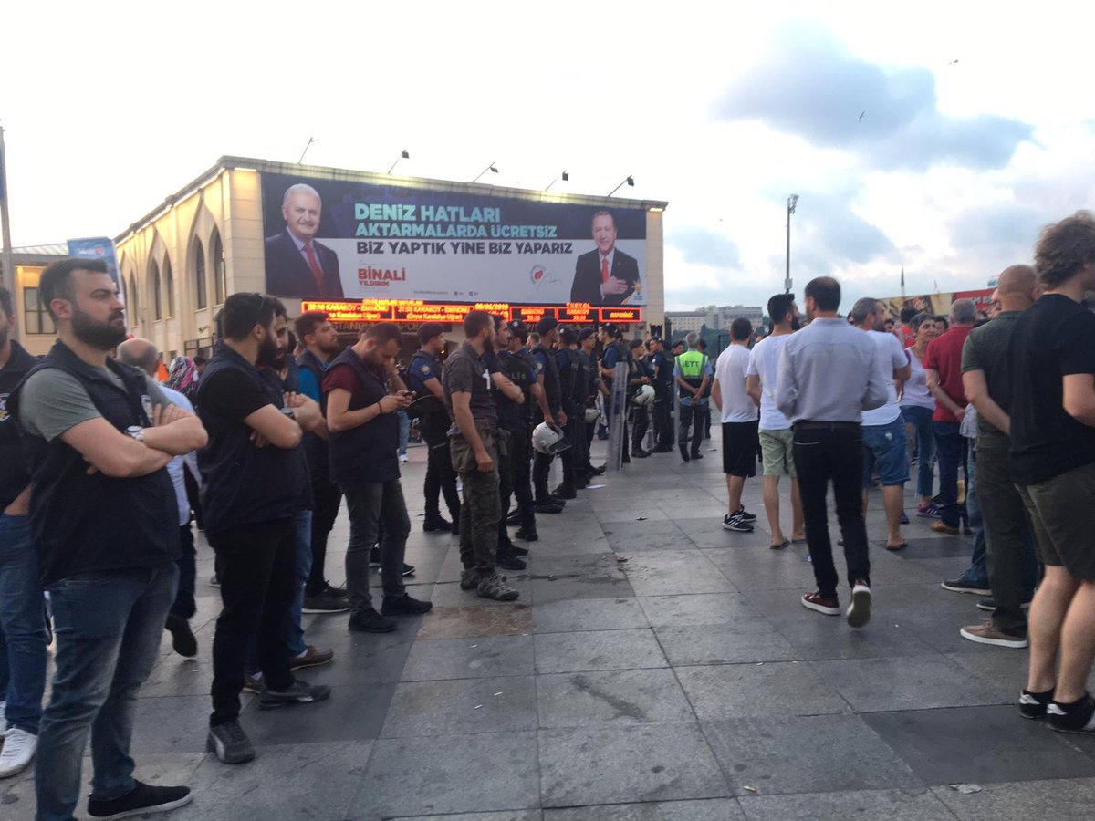 Kadıköy&#8217;de İmamoğlu propagandasına önce led ekran sonra polis barikatı ile engel