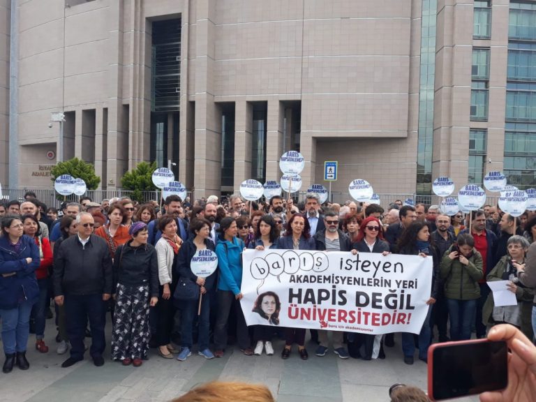 Karşıoy neye karşı? Ali Duran Topuz (Gazete Duvar) Karşıoy neye karşı? Ali Duran Topuz (Gazete Duvar)